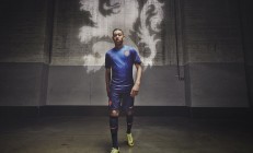 开云体育下载-绿茵场上的逆转与乒乓台前的突破，体育精神的双重奏