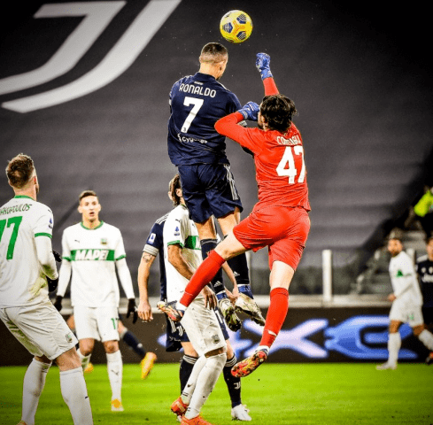 尤文图斯中卫头球破门，帮助球队锁定胜局的简单介绍