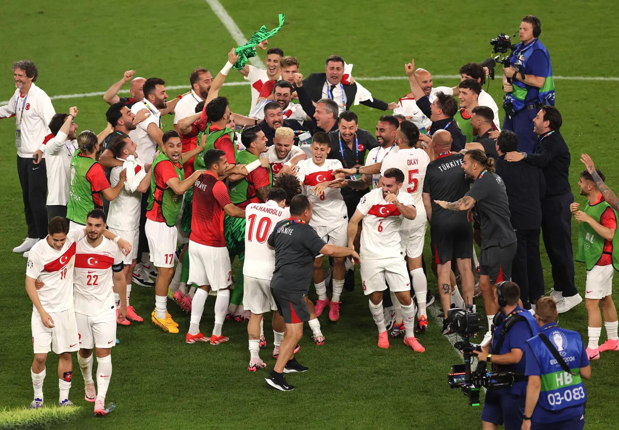 实力碰撞!欧洲杯预选赛四强内战,赛场火爆的简单介绍 实力碰撞!欧洲杯预选赛四强内战,赛场火爆的简单介绍