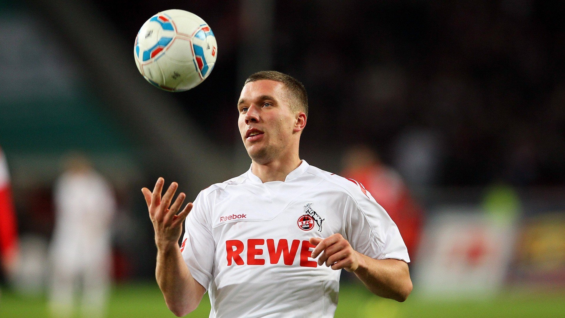 从拉亚爆发到佛罗伦萨击溃厄瓜多尔，一场跨越时空的足球启示录